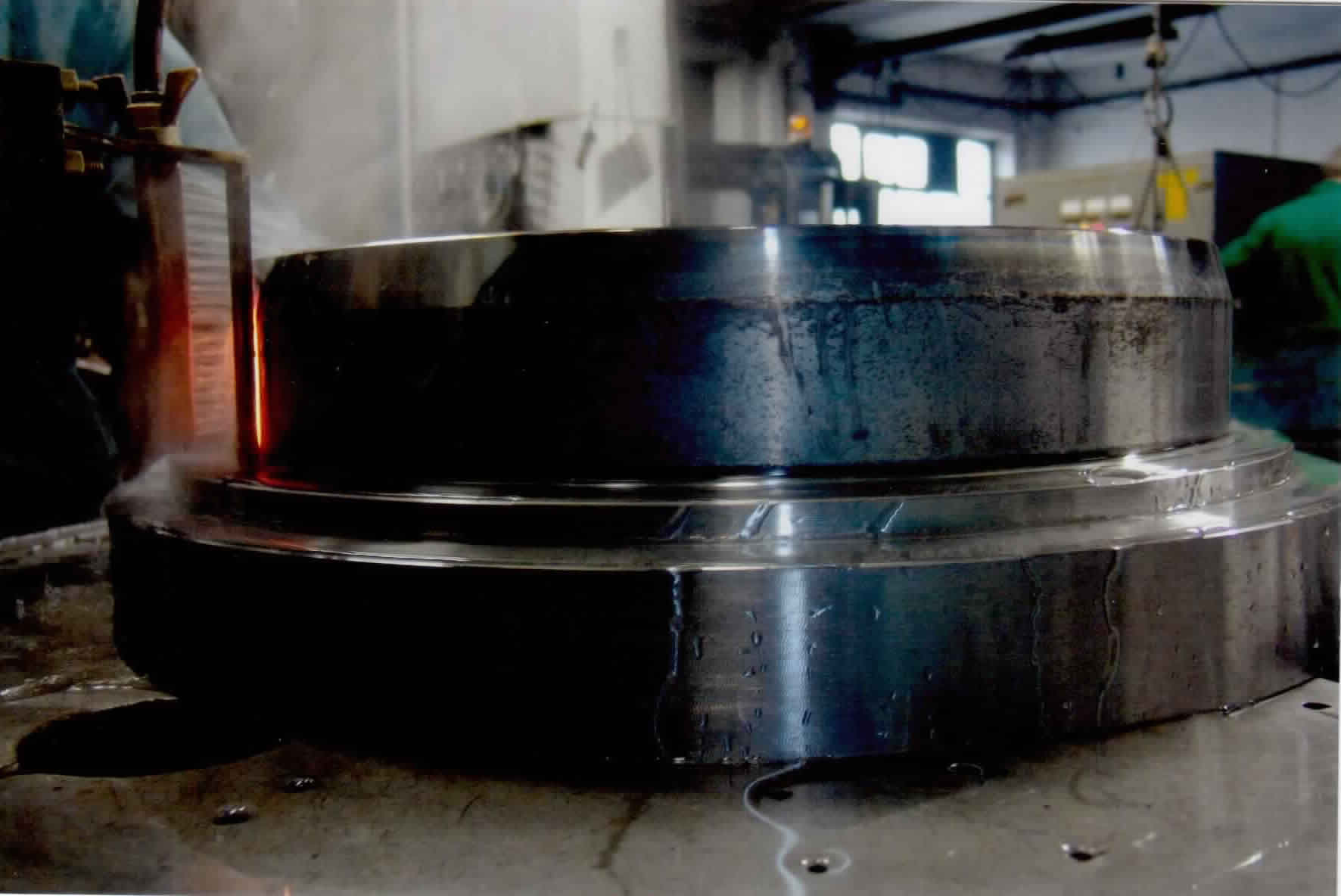 Induktivno kaljenje stikalno kolo